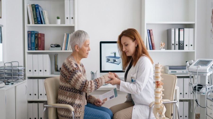 Fractura osteoporotică: când o fractură banală e un semnal de alarmă